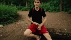 Reproduzir A aventura de verão de amigos da faculdade: diversão ao ar livre se transforma em brincadeira travessa com Casey Donovan e David Gallagher