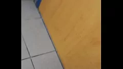 Reproduzir Exposição Pública: Bunda com Boca do Marido no Banheiro do Mercearia