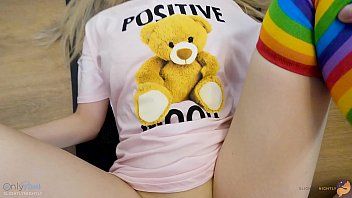 Jouer Gros avec la chatte rose a des relations sexuelles en enfer avec les meilleurs amis