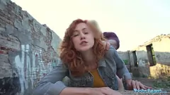 Jouer Agent public Sexy Ginger serveuse se fait cru dans le POV en plein air