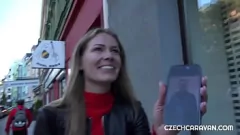 Jouer Milf amateur Claudia Mac devient coquine dans une rencontre de caravane