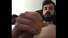 Reproduzir O garanhão quente e grande bombeia uma gozada pegajosa