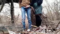 Jouer Rencontre de plein air folle: la milf aide à pisser, puis suce ma bite